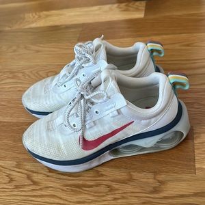 Nike women’s tennis shoes